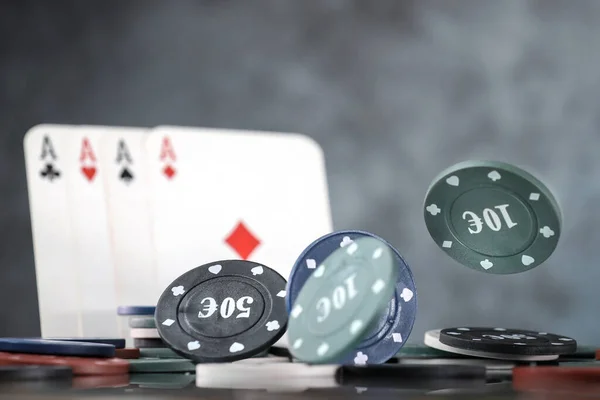 Bir Çift Kupa Elmas Bir Iskambil Destesinde Poker Fişleri Koyu — Stok fotoğraf