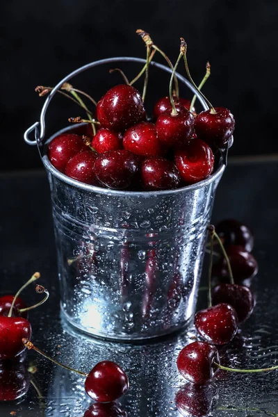 Cerezas Rojas Dulces Cubo Metal Sobre Fondo Negro Sabor Verano —  Fotos de Stock