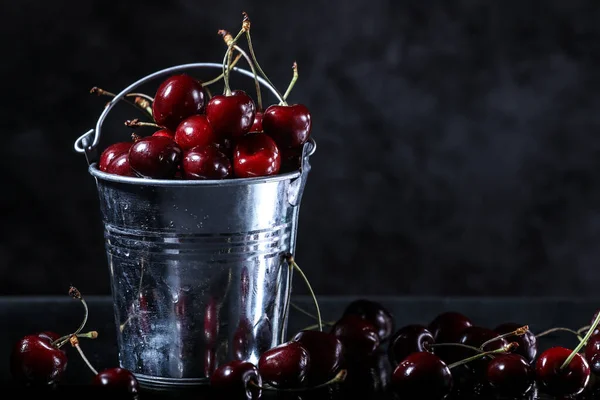 Cerezas Rojas Dulces Cubo Metal Sobre Fondo Negro Sabor Verano —  Fotos de Stock