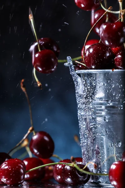 Cerezas Rojas Dulces Cubo Metal Sobre Fondo Oscuro Azul Sabor —  Fotos de Stock