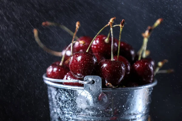 Cerezas Rojas Dulces Cubo Metal Sobre Fondo Negro Sabor Verano —  Fotos de Stock