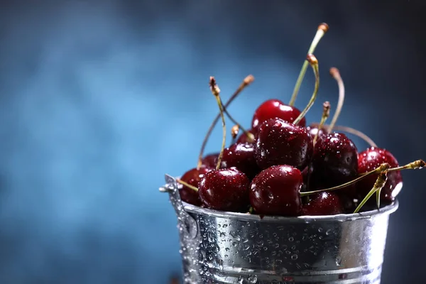 Cerezas Rojas Dulces Cierran Cubo Metal Sobre Fondo Oscuro Azul —  Fotos de Stock