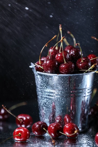 Cerezas Rojas Dulces Cubo Metal Sobre Fondo Negro Sabor Verano —  Fotos de Stock