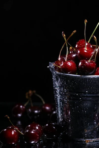 Cerezas Rojas Dulces Cubo Metal Sobre Fondo Negro Sabor Verano —  Fotos de Stock