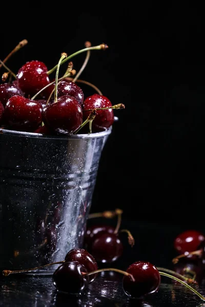 Cerezas Rojas Dulces Cubo Metal Sobre Fondo Negro Sabor Verano —  Fotos de Stock