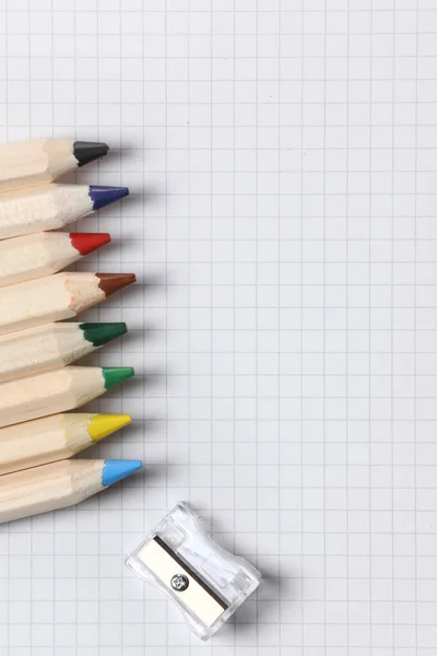 Flache Lageansicht Von Weißem Notizbuch Farbstiften Und Bleistiftspitzer Auf Einem — Stockfoto