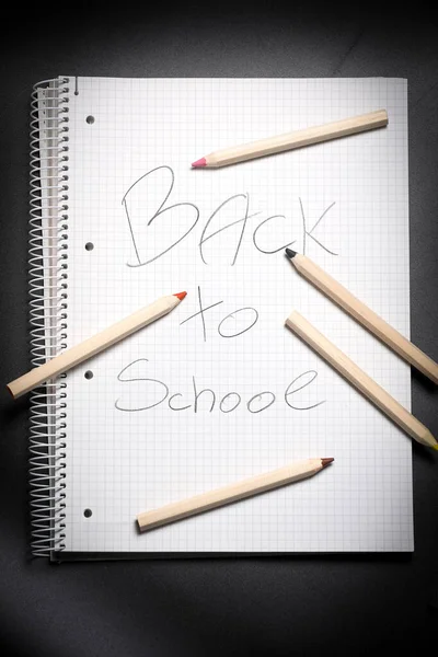 白いノート 黒を背景にテーブルの上の色鉛筆 遠隔学習 学校の準備だ 学校に戻る — ストック写真