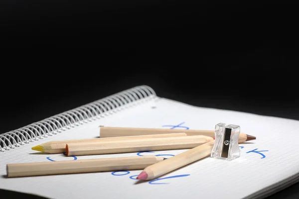 Cuaderno Blanco Lápices Colores Sacapuntas Sobre Una Mesa Sobre Fondo —  Fotos de Stock