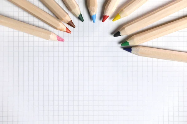 Flache Lageansicht Eines Weißen Notizbuchs Farbstifte Auf Einem Tisch Vorbereitung — Stockfoto