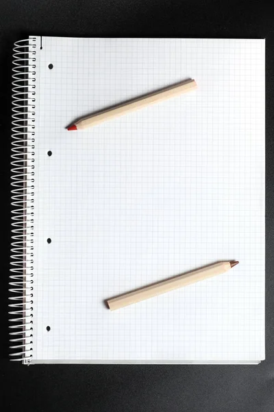 Flache Lageansicht Eines Weißen Notizbuchs Farbstifte Auf Einem Tisch Vorbereitung — Stockfoto