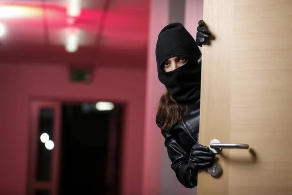 Hausraub Durch Eine Frau Schwarzer Jacke Und Schwarzer Maske Einbrecher — Stockfoto