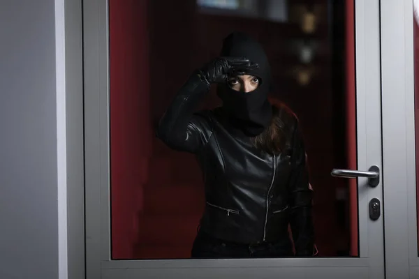 Hausraub Durch Eine Frau Schwarzer Jacke Und Schwarzer Maske Einbrecher — Stockfoto