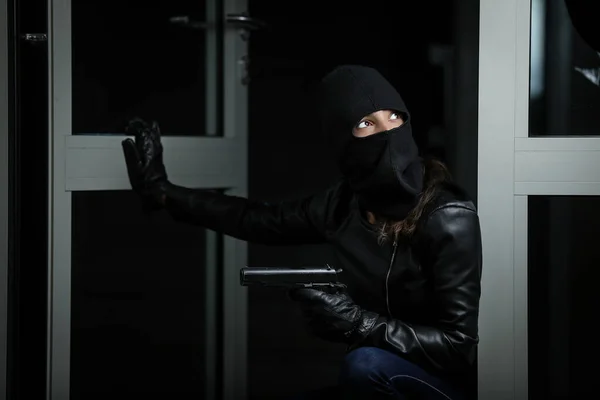 Hausüberfall Durch Eine Frau Schwarzer Jacke Und Schwarzer Maske Mit — Stockfoto