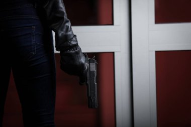 Siyah ceketli ve siyah maskeli bir adam tarafından yapılan ev soygunu. Maskeli bir hırsız. Maskeli bir hırsız başkalarının evine girmeye çalışıyor.