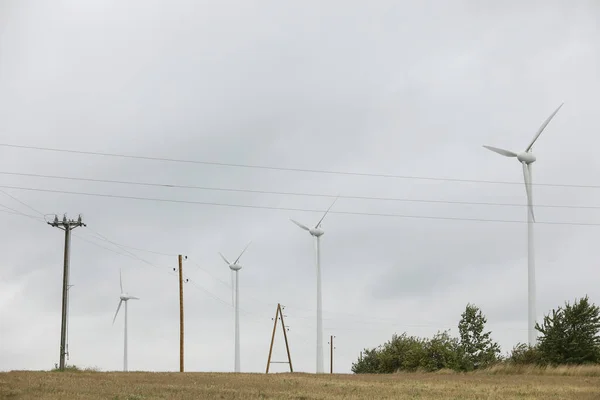 在暴风雨的日子里 风力涡轮机在田野里刮起了大风和雨 风电场生态场 绿色生态发电 — 图库照片