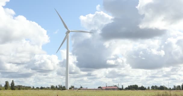 Turbina Eólica Día Soleado Con Cielo Azul Nubes Campo Ecológico — Vídeos de Stock
