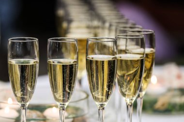 Beyaz bir masada şampanya kadehleri. Kutlama etkinliği. 