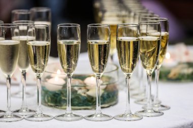 Beyaz bir masada şampanya kadehleri. Kutlama etkinliği. 