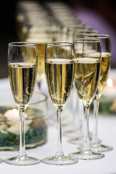 Bicchieri Champagne Tavolo Bianco Evento Celebrazione — Foto Stock