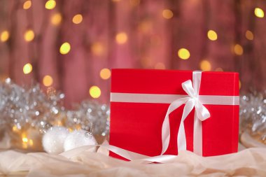Masasında beyaz kurdele olan kırmızı Noel hediyesi kutusu.. 