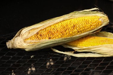 Izgarada pişirilmiş sarı mısır. Sağlıklı yemek hazırlıyorum.. 