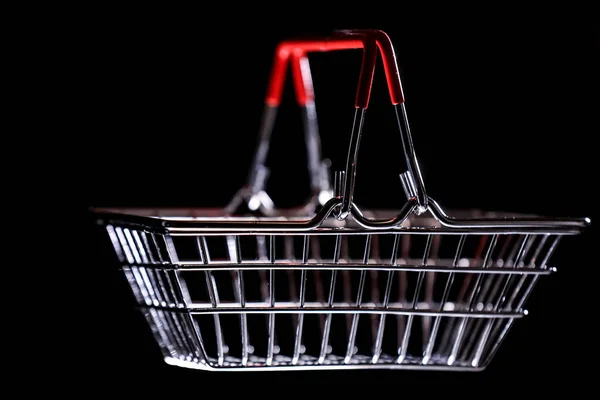 Siyah Arka Planda Kırmızı Boş Alışveriş Sepeti — Stok fotoğraf