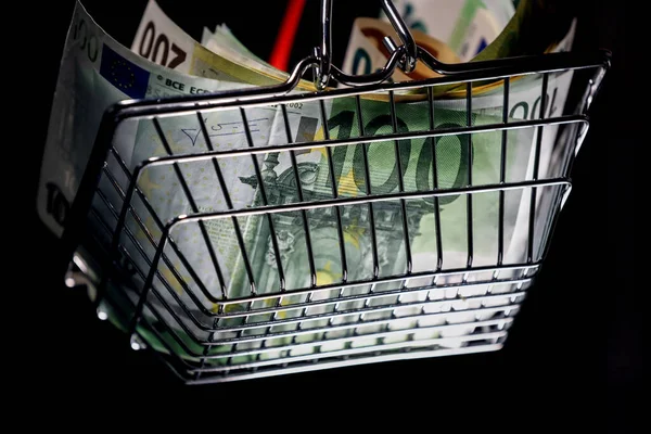 Avro Banknotuyla Dolu Küçük Bir Alışveriş Sepeti Finansal Kriz Bankacılık — Stok fotoğraf
