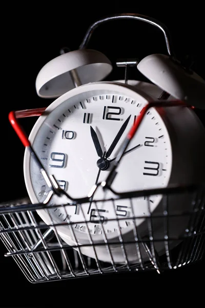 Cesta Compras Vermelho Com Despertador Retro Branco Nele Perca Tempo — Fotografia de Stock
