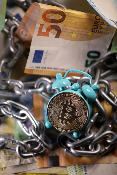 Kleiner Retro Wecker Mit Bitcoin Goldmünze Und Euro Scheinen Hintergrund — Stockfoto