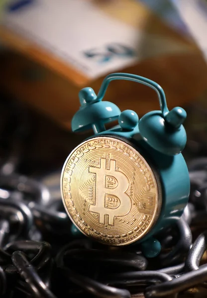 Kleiner Retro Wecker Mit Bitcoin Goldmünze Und Euro Scheinen Hintergrund — Stockfoto
