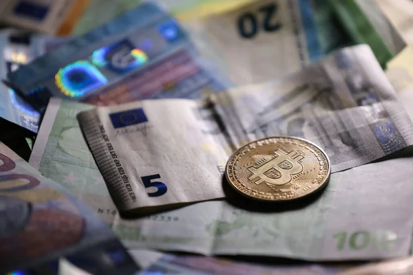 Kleiner Retro Wecker Mit Bitcoin Goldmünze Und Euro Scheinen Hintergrund — Stockfoto
