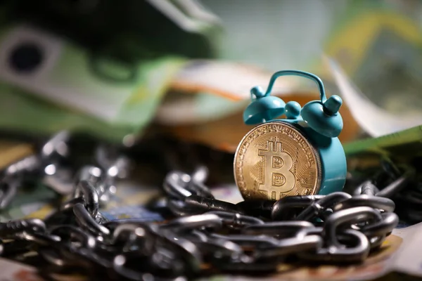 Kleiner Retro Wecker Mit Bitcoin Goldmünze Und Euro Scheinen Hintergrund — Stockfoto