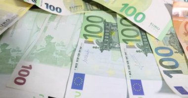 Avro banknotları kara bir masada mali krizde izole edilmiş. Paranın satın alma gücü. para aklama