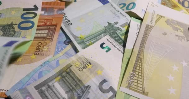 Stos Banknotów Euro Izolowanych Czarnym Stole Kryzys Finansowy Siła Nabywcza — Wideo stockowe