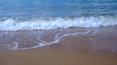 Tayland sahilinde deniz dalgası köpüğü. Yazın Tayland plajı Asya 'nın egzotik cenneti 