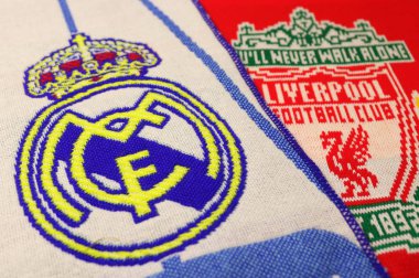Poltava, Ukrayna 20 Mayıs, 2018: eşarp Ukrayna Futbol Şampiyonası Vorskla - Zorya Vorskla Stadı nda maç sırasında Real Madrid ve Liverpool kulüpleri logolu