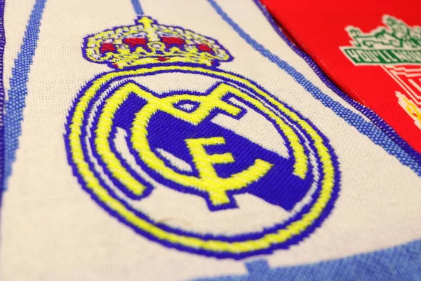 Poltava, Ukrayna 20 Mayıs, 2018: Ukrayna Futbol Şampiyonası Vorskla - Zorya Vorskla Stadı nda maç sırasında Real Madrid in logosu ile Scarver