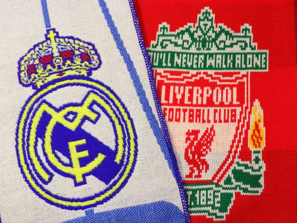 Poltava, Ukrayna 20 Mayıs, 2018: eşarp Ukrayna Futbol Şampiyonası Vorskla - Zorya Vorskla Stadı nda maç sırasında Real Madrid ve Liverpool kulüpleri logolu
