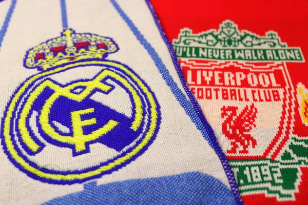 Poltava, Ukrayna 20 Mayıs, 2018: eşarp Ukrayna Futbol Şampiyonası Vorskla - Zorya Vorskla Stadı nda maç sırasında Real Madrid ve Liverpool kulüpleri logolu