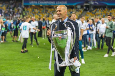 Kiev, Ukrayna 26 Mayıs, 2018: Fransızca emekli profesyonel futbolcu ve geçerli Real Madrid Zinedine Zidane, Uefa Şampiyonlar Ligi final maçında Liverpool ve Olimpiyskiy ulusal spor kompleksi, Real Madrid arasındaki