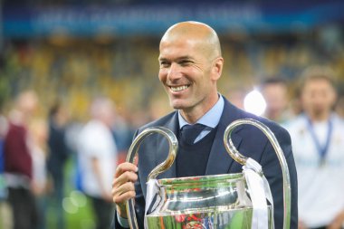 Kiev, Ukrayna 26 Mayıs, 2018: Fransızca emekli profesyonel futbolcu ve geçerli Real Madrid Zinedine Zidane, Uefa Şampiyonlar Ligi final maçında Liverpool ve Olimpiyskiy ulusal spor kompleksi, Real Madrid arasındaki