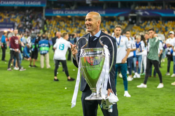 Kiev, Ukrayna 26 Mayıs, 2018: Fransızca emekli profesyonel futbolcu ve geçerli Real Madrid Zinedine Zidane, Uefa Şampiyonlar Ligi final maçında Liverpool ve Olimpiyskiy ulusal spor kompleksi, Real Madrid arasındaki