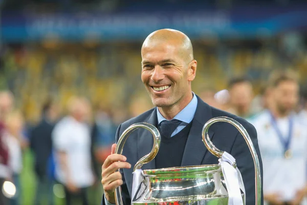 Kiev, Ukrayna 26 Mayıs, 2018: Fransızca emekli profesyonel futbolcu ve geçerli Real Madrid Zinedine Zidane, Uefa Şampiyonlar Ligi final maçında Liverpool ve Olimpiyskiy ulusal spor kompleksi, Real Madrid arasındaki