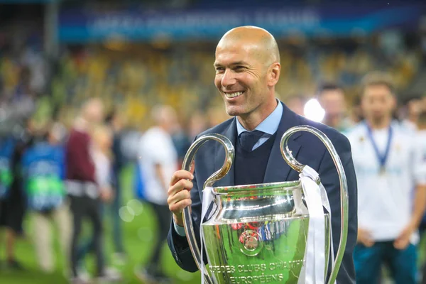 Kiev, Ukrayna 26 Mayıs, 2018: Fransızca emekli profesyonel futbolcu ve geçerli Real Madrid Zinedine Zidane, Uefa Şampiyonlar Ligi final maçında Liverpool ve Olimpiyskiy ulusal spor kompleksi, Real Madrid arasındaki