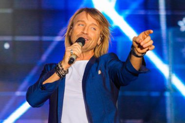 Poltava, Ukrayna - 9 Haziran 2018: Ukraynalı şarkıcı Oleg Vinnik sırasında sahnede performansta Oleksiy Butovsky Vorskla Stadyumu