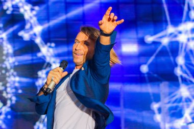 Poltava, Ukrayna - 9 Haziran 2018: Ukraynalı şarkıcı Oleg Vinnik sırasında sahnede performansta Oleksiy Butovsky Vorskla Stadyumu