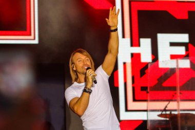Poltava, Ukrayna - 9 Haziran 2018: Ukraynalı şarkıcı Oleg Vinnik sırasında sahnede performansta Oleksiy Butovsky Vorskla Stadyumu