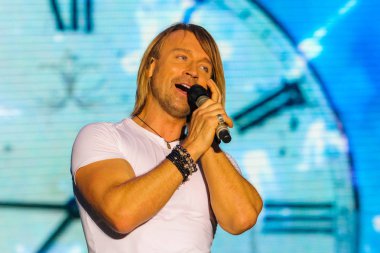 Poltava, Ukrayna - 9 Haziran 2018: Ukraynalı şarkıcı Oleg Vinnik sırasında sahnede performansta Oleksiy Butovsky Vorskla Stadyumu