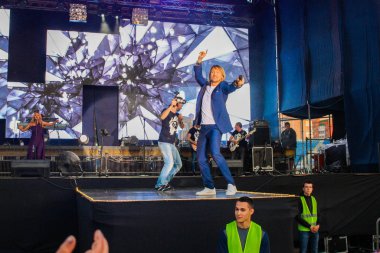 Poltava, Ukrayna - 9 Haziran 2018: Ukraynalı şarkıcı Oleg Vinnik sırasında sahnede performansta Oleksiy Butovsky Vorskla Stadyumu