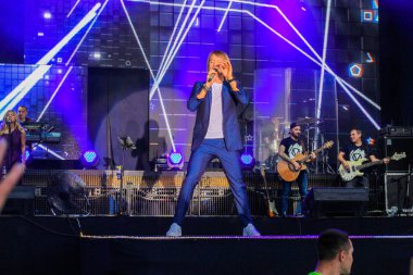 Poltava, Ukrayna - 9 Haziran 2018: Ukraynalı şarkıcı Oleg Vinnik sırasında sahnede performansta Oleksiy Butovsky Vorskla Stadyumu